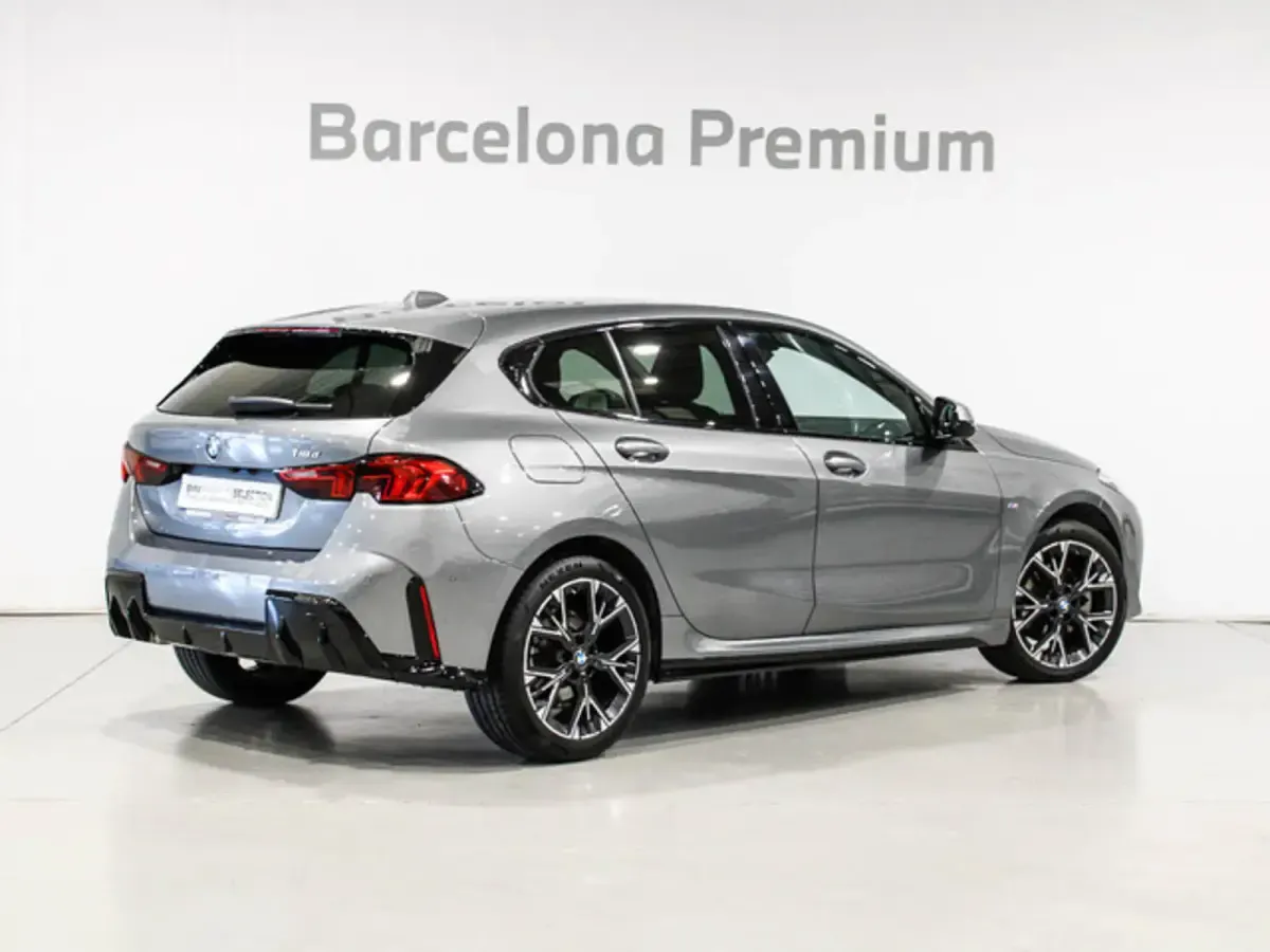 Usado BMW 118 Comfort Edition 150 CV (110 kW) 2025 Gris Utilitario