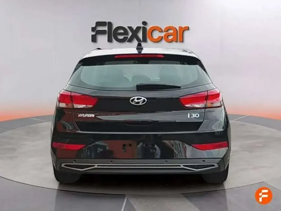 Usado Hyundai i30 110 CV (80 kW) 2023 Negro Utilitario
