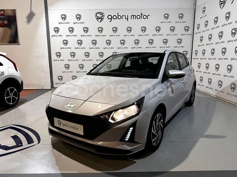 Usado Hyundai i20 84 CV (61 kW) 2023 Gris / plata Berlina