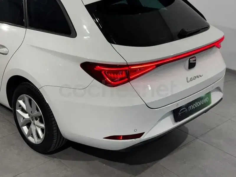 Usado Seat Leon Style 115 CV (84 kW) 2021 Blanco Familiar