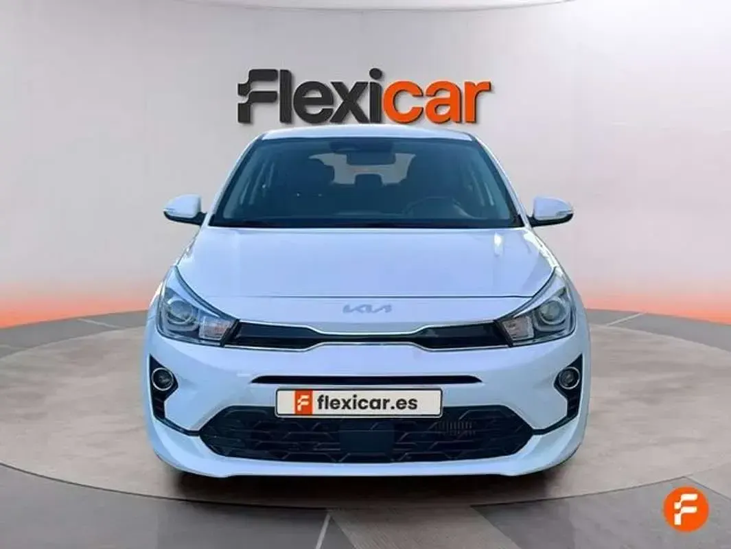 Usado Kia Rio 120 CV (88 kW) 2023 Blanco Berlina