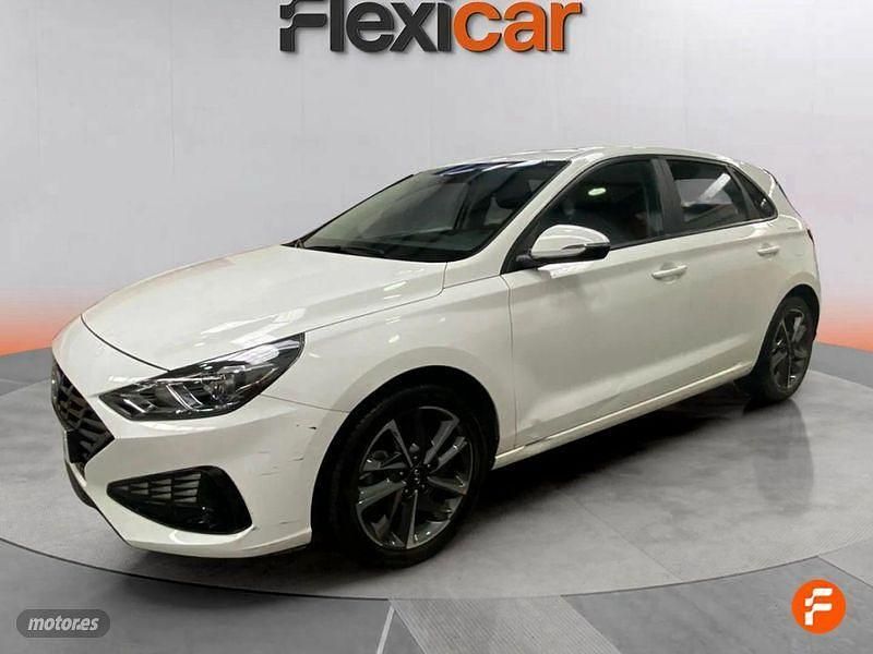 Usado Hyundai i30 120 CV (88 kW) 2021 Blanco Berlina