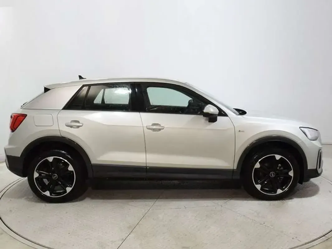 Usado Audi Q2 S-Line 116 CV (85 kW) 2025 Plateado SUV