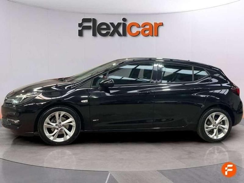 Usado Opel Astra Design & Tech 110 CV (80 kW) 2021 Negro Utilitario