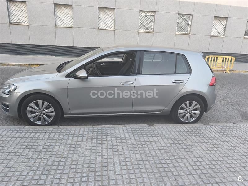 Gris / plata Usado 2016 VW Golf VII Advance Berlina | 10.900 € (Buen precio) - Imagen 1/4