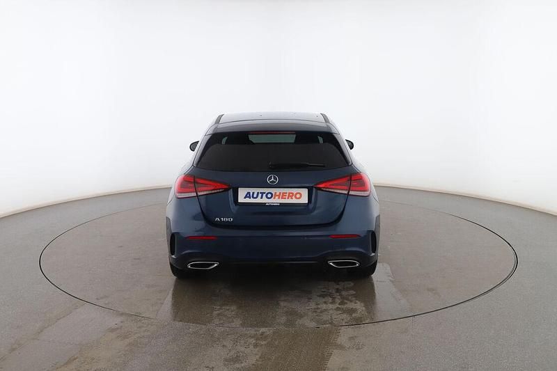 Usado Mercedes A180 AMG line 136 CV (100 kW) 2022 Azul Utilitario