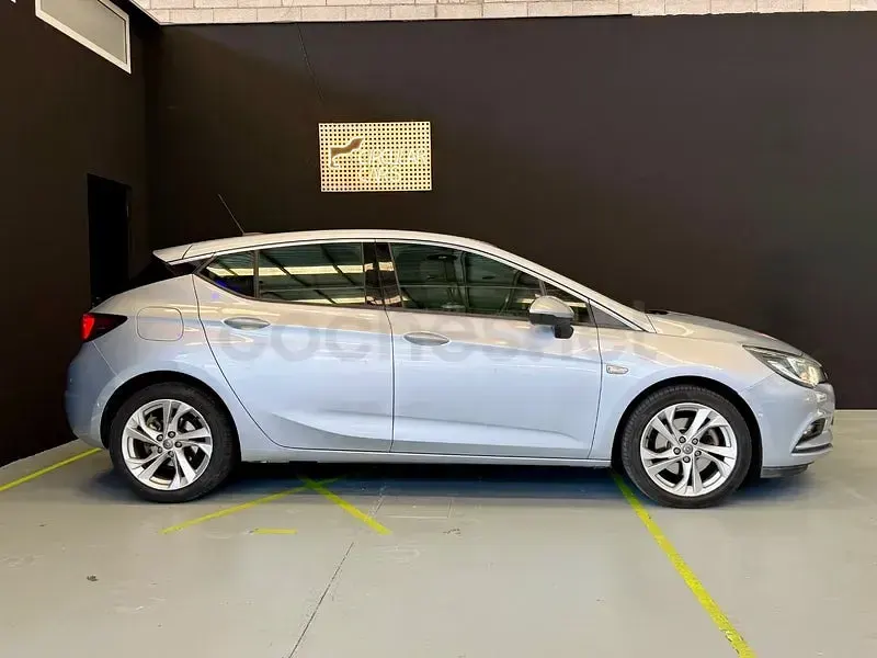 Usado Opel Astra Excellence 136 CV (100 kW) 2017 Gris / plata Berlina