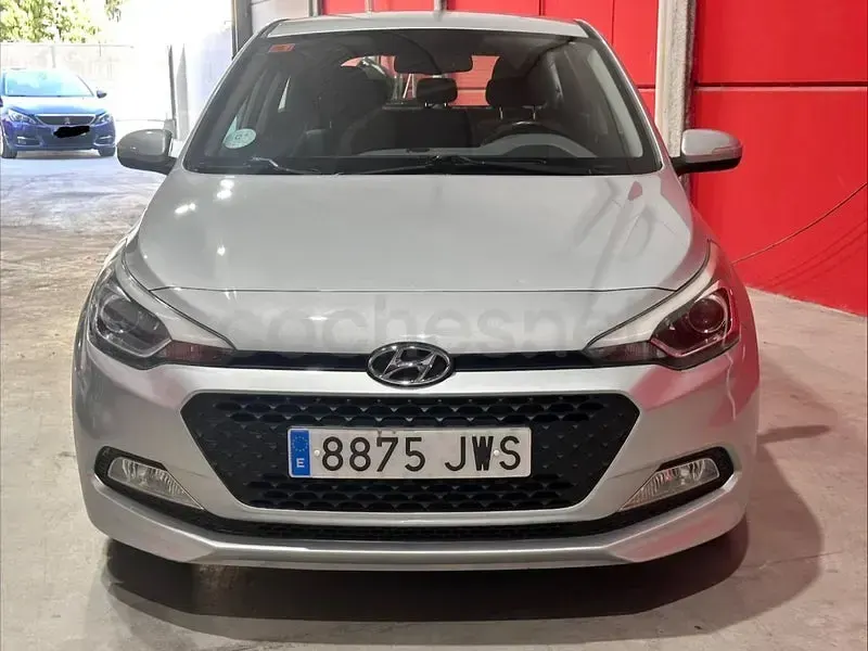 Usado Hyundai i20 90 CV (66 kW) 2017 Gris / plata Berlina