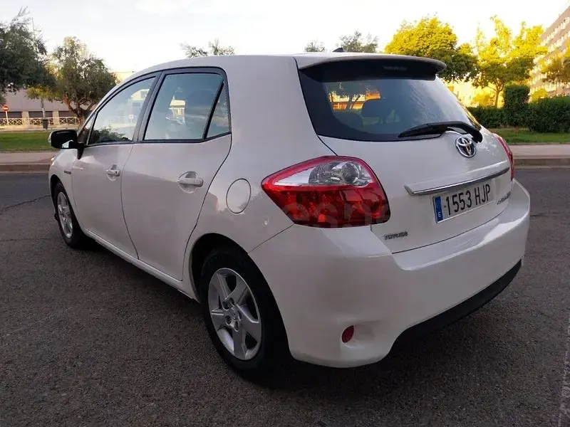 Usado Toyota Auris Hybrid Active 135 CV (99 kW) 2012 Blanco Berlina