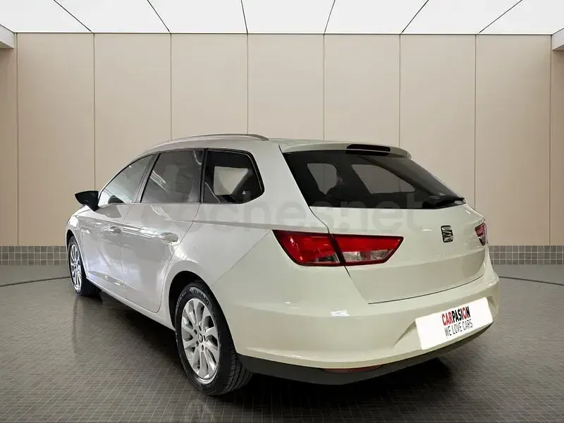 Usado Seat Leon Style 105 CV (77 kW) 2014 Blanco Familiar