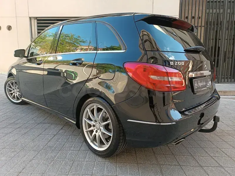 Usado Mercedes B200 136 CV (100 kW) 2013 Negro Utilitario