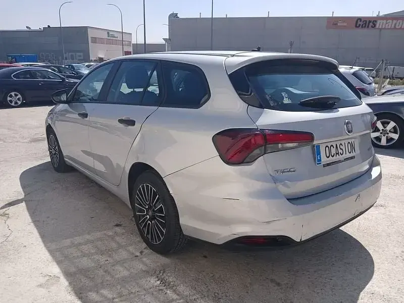 Usado Fiat Tipo Cross 130 CV (95 kW) 2022 Gris / plata Familiar