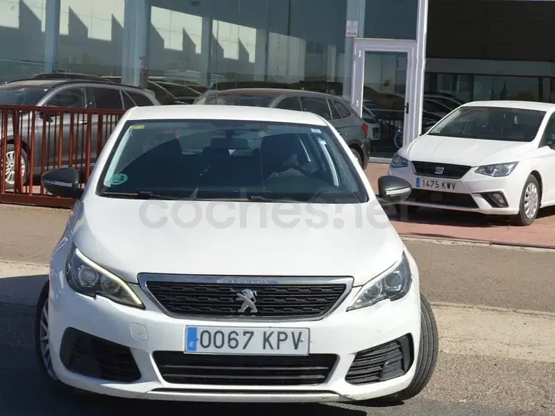 Usado Peugeot 308 Access 100 CV (73 kW) 2018 Blanco Berlina