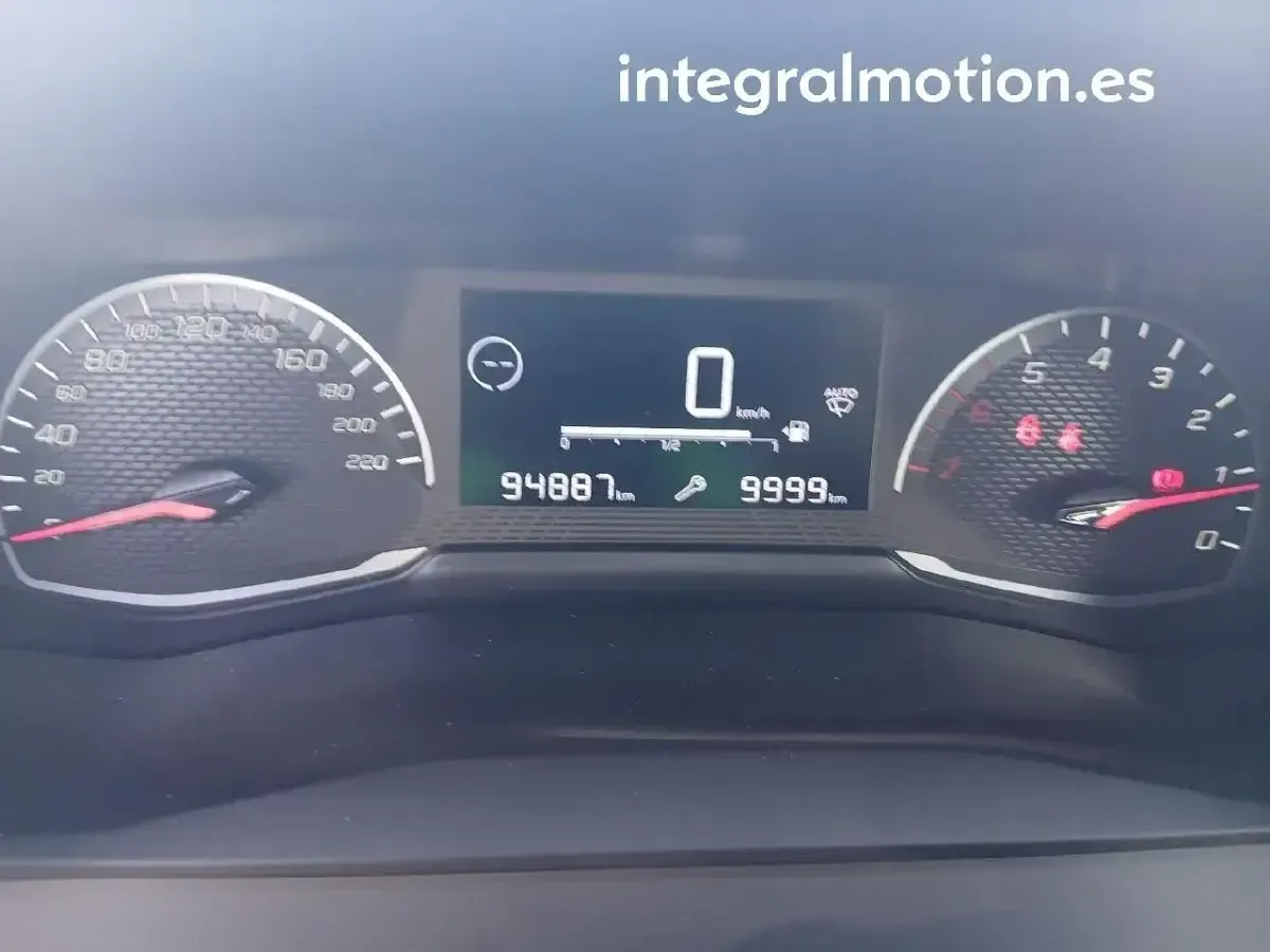 Usado Peugeot 2008 Active 110 CV (80 kW) 2022 Negro SUV