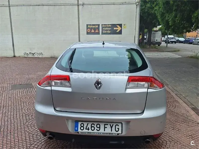 Usado Renault Laguna III Initiale 180 CV (132 kW) 2008 Gris / plata Berlina