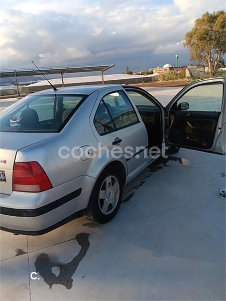 Usado VW Bora Conceptline 90 CV (66 kW) 1999 Gris / plata Berlina