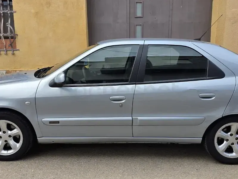 Usado Citroën Xsara Exclusive 110 CV (80 kW) 2002 Azul Berlina
