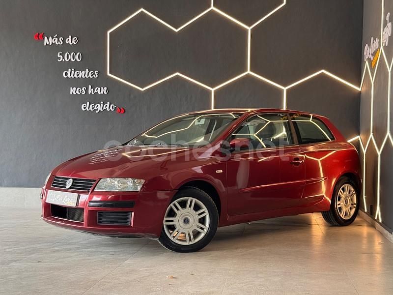 Usado Fiat Stilo Dynamic 103 CV (75 kW) 2002 Granate Berlina