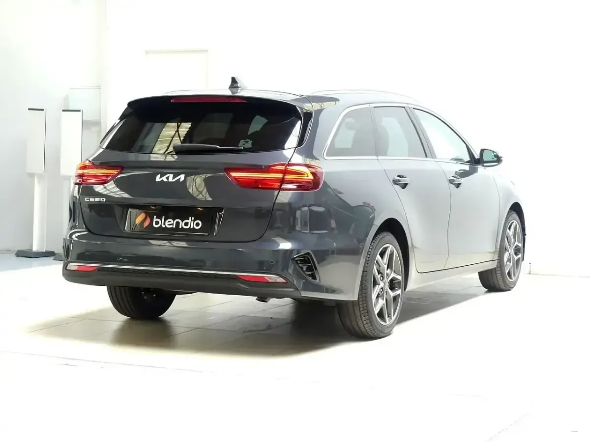 Usado Kia Ceed 120 CV (88 kW) 2024 Oscuro Utilitario
