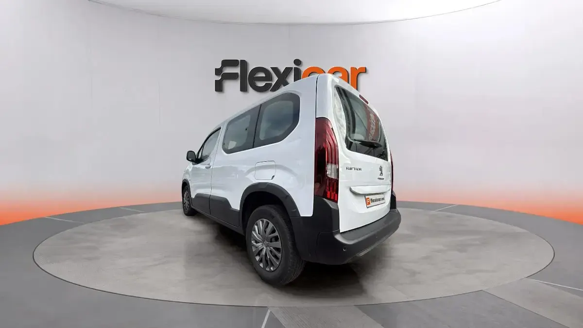 Usado Peugeot Rifter Allure 101 CV (74 kW) 2023 Blanco Monovolumen