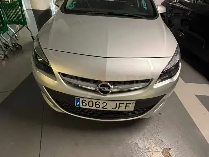 Usado Opel Astra Excellence 200 CV (147 kW) 2015 Gris / plata Berlina
