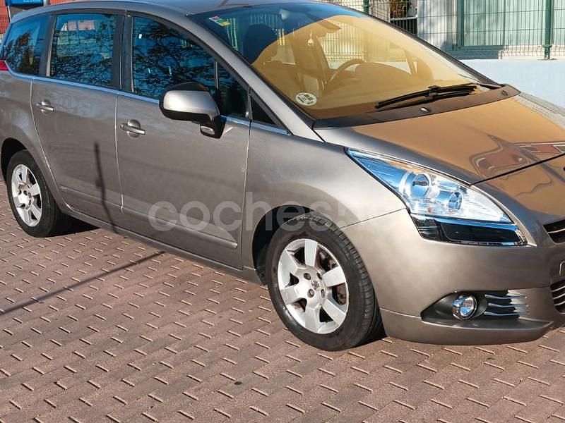 Beige Usado 2012 Peugeot 5008 Active Monovolumen | 6990 € (Precio justo) - Imagen 1/4