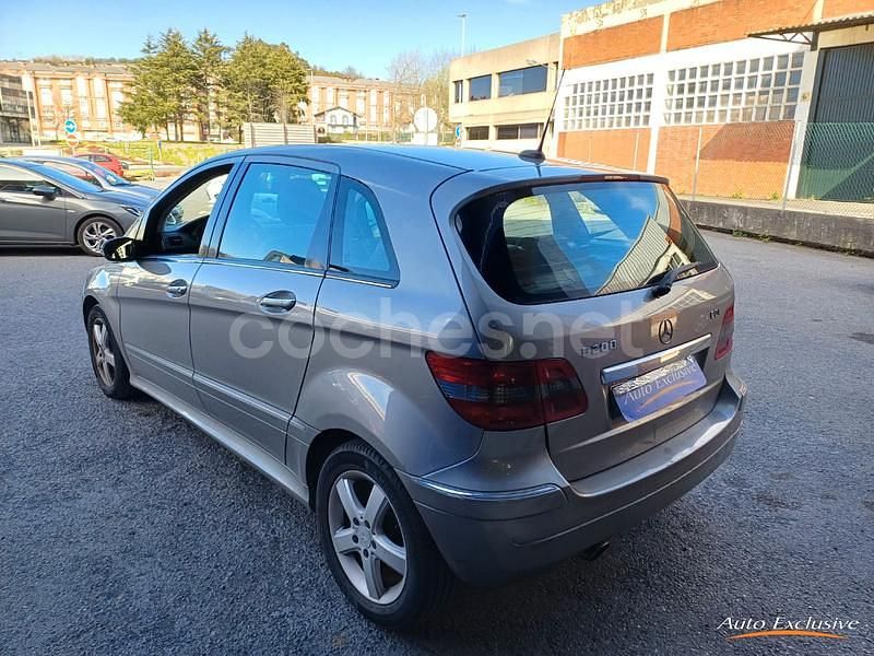 Usado Mercedes B200 140 CV (102 kW) 2007 Gris / plata Monovolumen