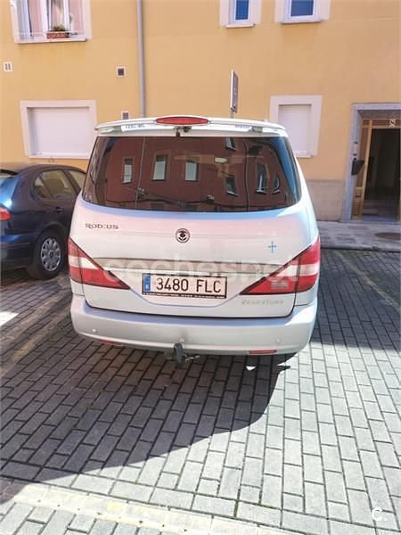 Usado Ssangyong (KGM) Rodius 165 CV (121 kW) 2007 Gris / plata Monovolumen