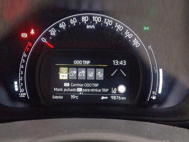 Usado Toyota Aygo Play 72 CV (52 kW) 2023 Gris ?gata Utilitario