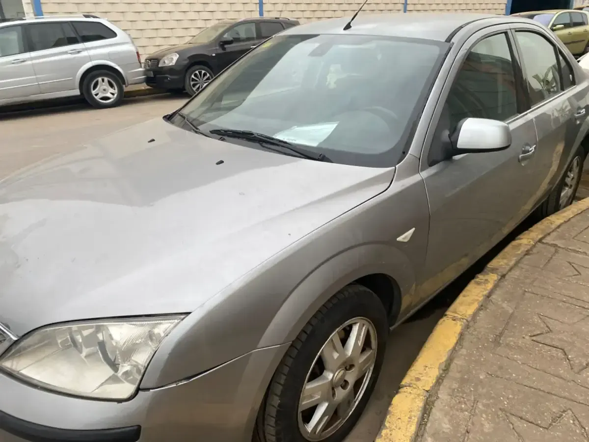 Usado Ford Mondeo Ghia 130 CV (95 kW) 2006 Gris Berlina