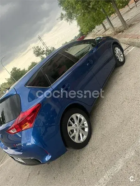 Usado Toyota Auris Business Edition 90 CV (66 kW) 2014 Azul Familiar