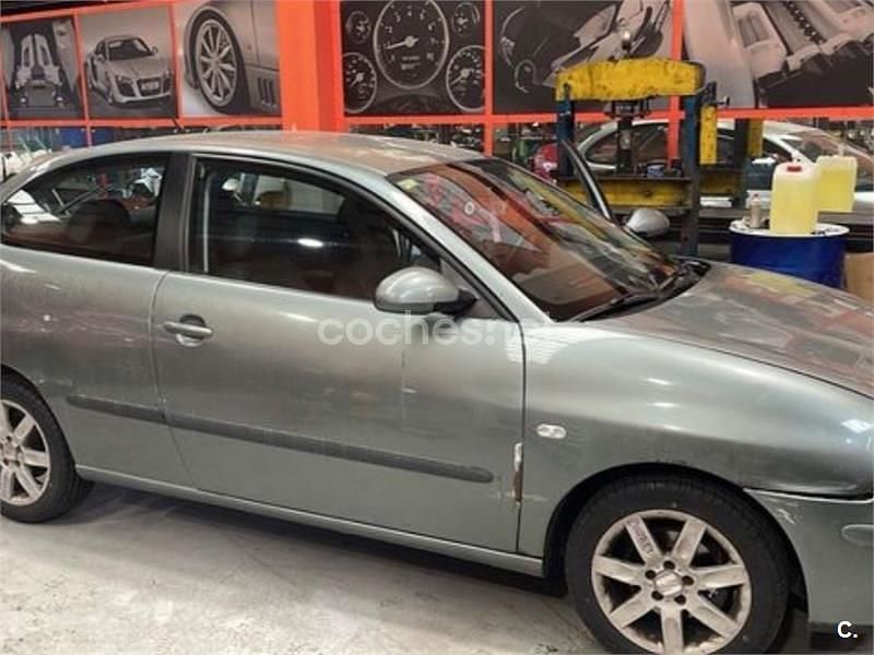 Usado Seat Ibiza Reference 100 CV (73 kW) 2003 Verde Berlina