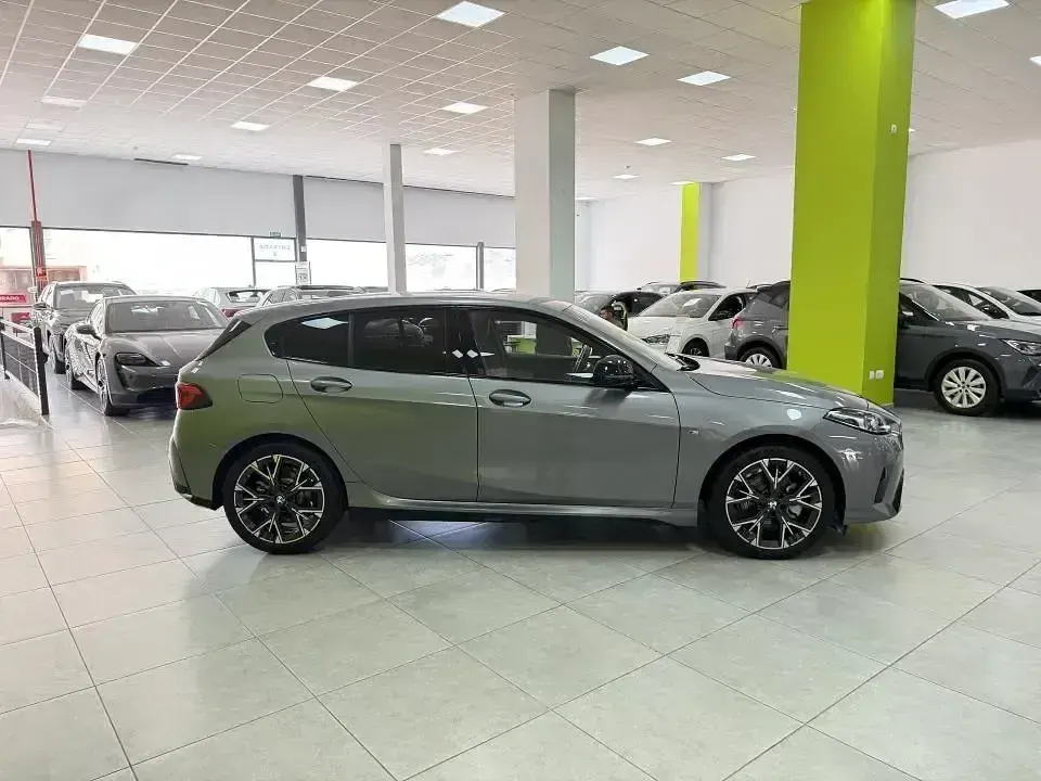 Usado BMW 120 M Sport 163 CV (119 kW) 2025 Gris Utilitario