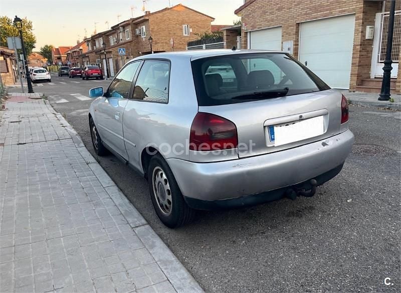 Usado Audi A3 Ambiente 110 CV (80 kW) 2000 Gris / plata Utilitario