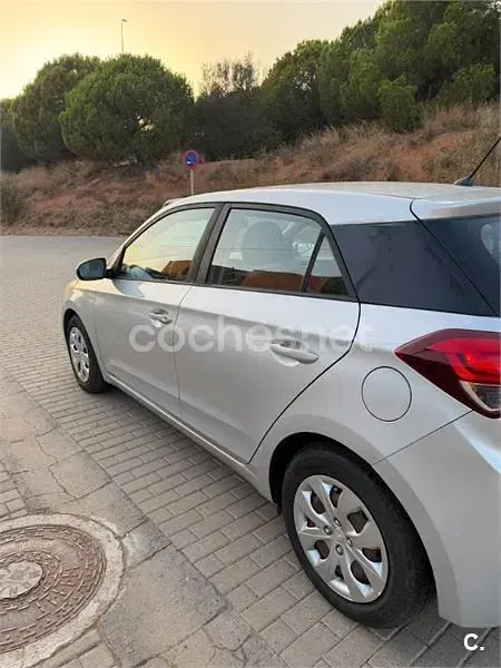 Usado Hyundai i20 84 CV (61 kW) 2016 Gris / plata Berlina