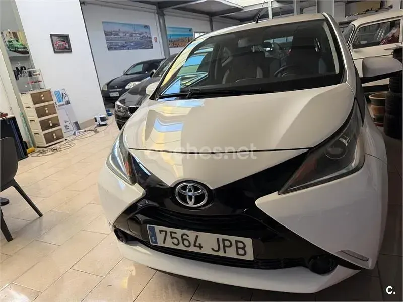 Usado Toyota Aygo City 68 CV (50 kW) 2016 Blanco Utilitario