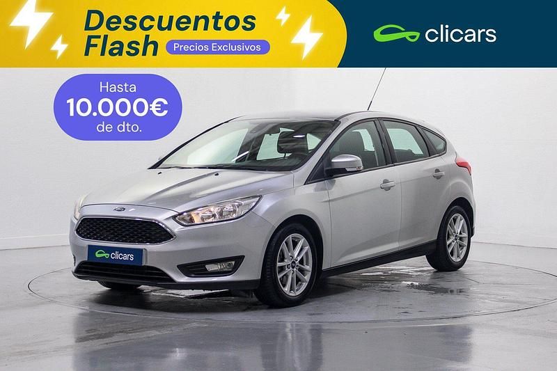 Usado Ford Focus Trend+ 125 CV (91 kW) 2017 Gris / plata Berlina