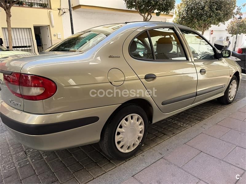 Usado Renault Mégane II Authentique 95 CV (69 kW) 2002 Verde Berlina
