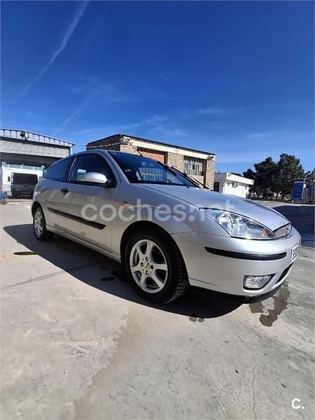 Usado Ford Focus Trend 100 CV (73 kW) 2002 Gris / plata Berlina