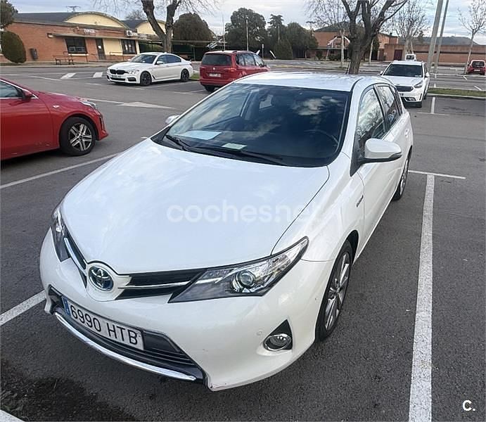 Usado Toyota Auris Hybrid Active 136 CV (100 kW) 2014 Blanco Berlina