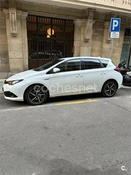 Usado Toyota Auris Hybrid Edition 136 CV (100 kW) 2018 Blanco Berlina