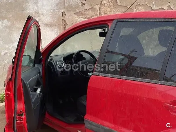 Usado Ford Fusion 90 CV (66 kW) 2005 Rojo Utilitario