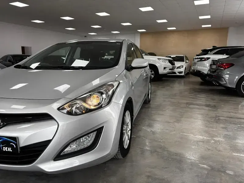 Usado Hyundai i30 100 CV (73 kW) 2012 Gris / plata Berlina