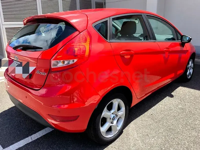 Usado Ford Fiesta Trend 82 CV (60 kW) 2011 Rojo Berlina