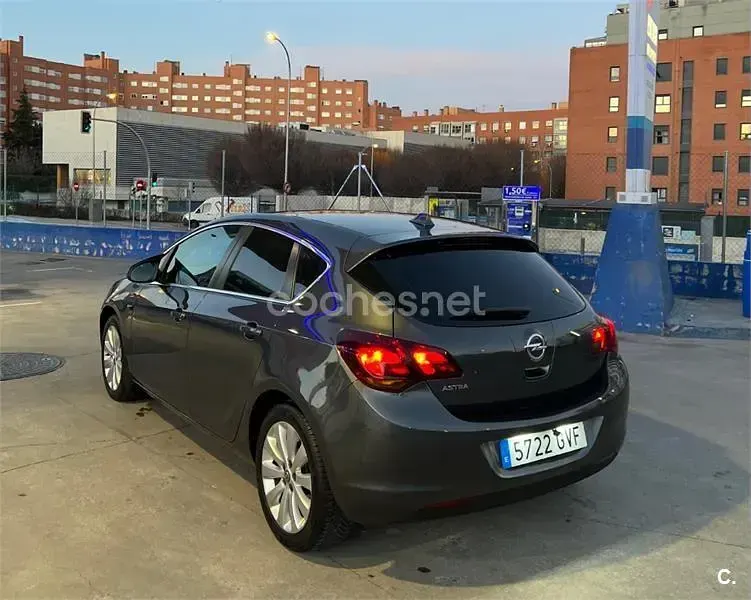 Usado Opel Astra Cosmo 115 CV (84 kW) 2010 Negro Berlina