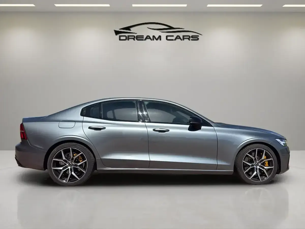 Usado Volvo S60 405 CV (297 kW) 2021 Gris Berlina