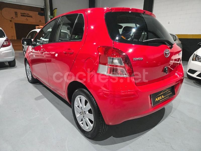 Usado Toyota Yaris Connect Style 101 CV (74 kW) 2011 Rojo Berlina