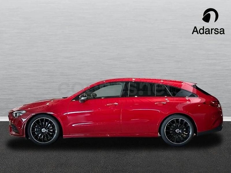Usado Mercedes CLA200 Shooting Brake 150 CV (110 kW) 2023 Rojo Familiar