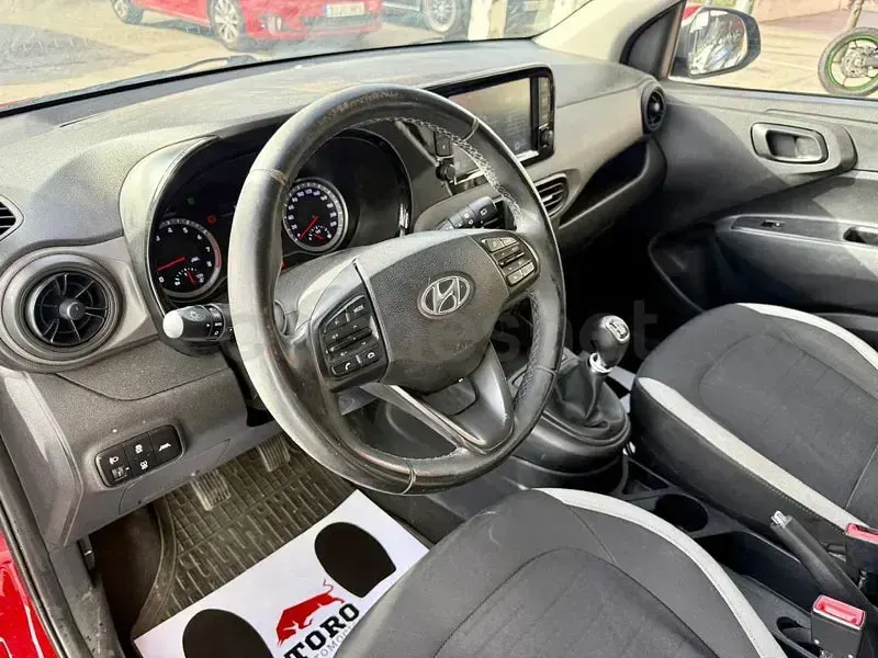 Usado Hyundai i10 67 CV (49 kW) 2021 Granate Utilitario