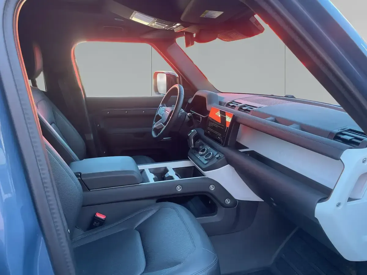Używany Land Rover Defender SE Dynamic 249 KM (183 kW) 2025 Niebieski SUV